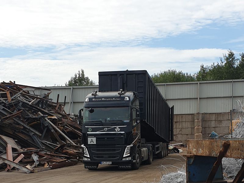 LKW lädt Container ab